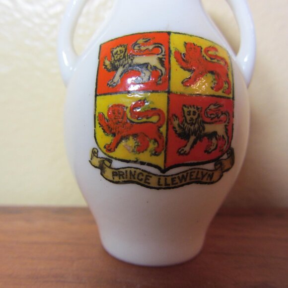 W.H. Goss crested heraldry china vintage Prince Llewelyn (GC061 Grace) - Picture 3 of 8